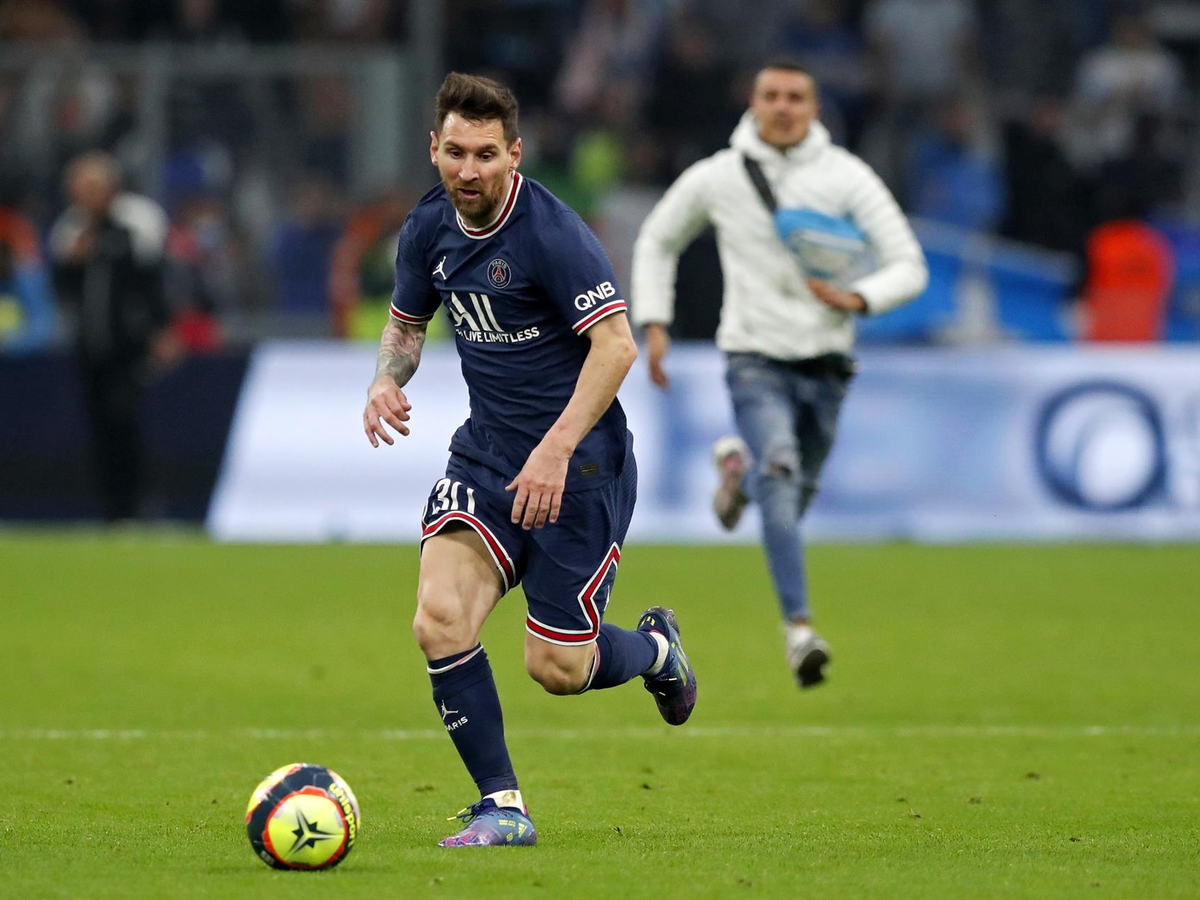 Insólito: se metió a la cancha y cortó el avance de Messi