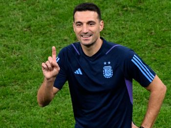 cual es el mega record que batio scaloni al frente de la seleccion argentina en venezuela