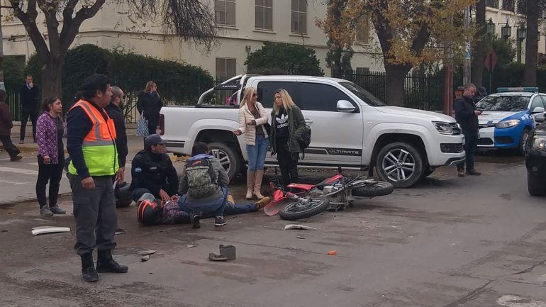 El gobernador asistió a un motoquero que chocó un auto en el centro de la ciudad