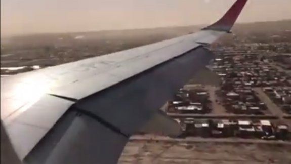 Así aterrizó un avión en el aeropuerto neuquino en medio del temporal de viento