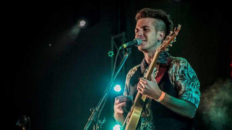 El joven es uno de los encargados de musicalizar el espectáculo.