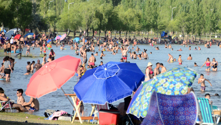 En fotos, la ola calor pega de lleno a Neuquén y el río se llenó