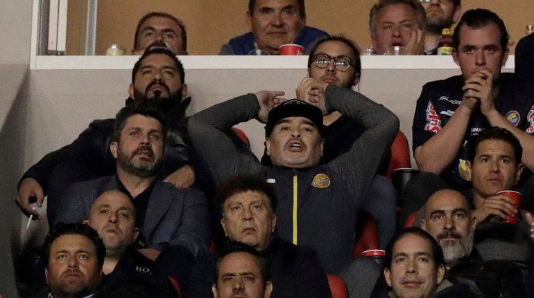 Maradona perdió la final y se fue a las piñas con hinchas rivales