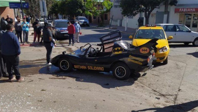 Insólito: Batman estrelló su batimóvil contra un taxi