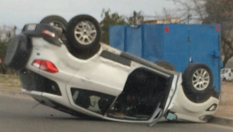 Alta Barda: accidente y vuelco en un cruce peligroso