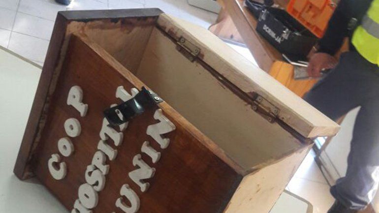 La Policía tras arribar a la farmacia De la Cruz