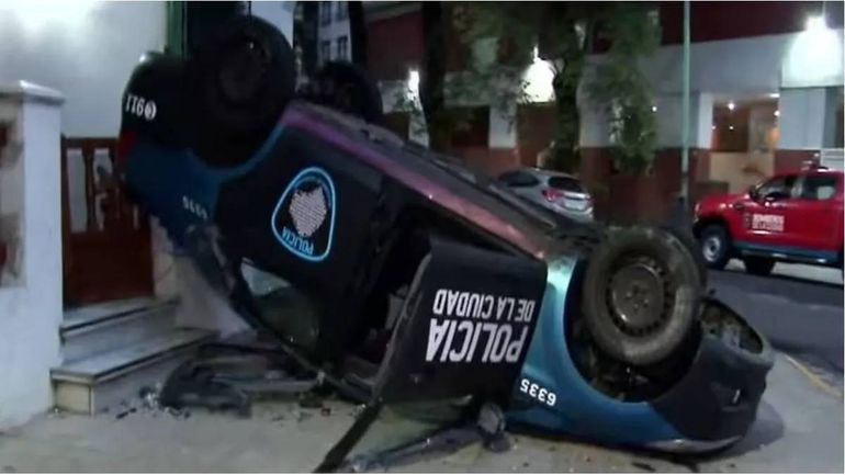Violento choque entre un patrullero y un auto en Belgrano