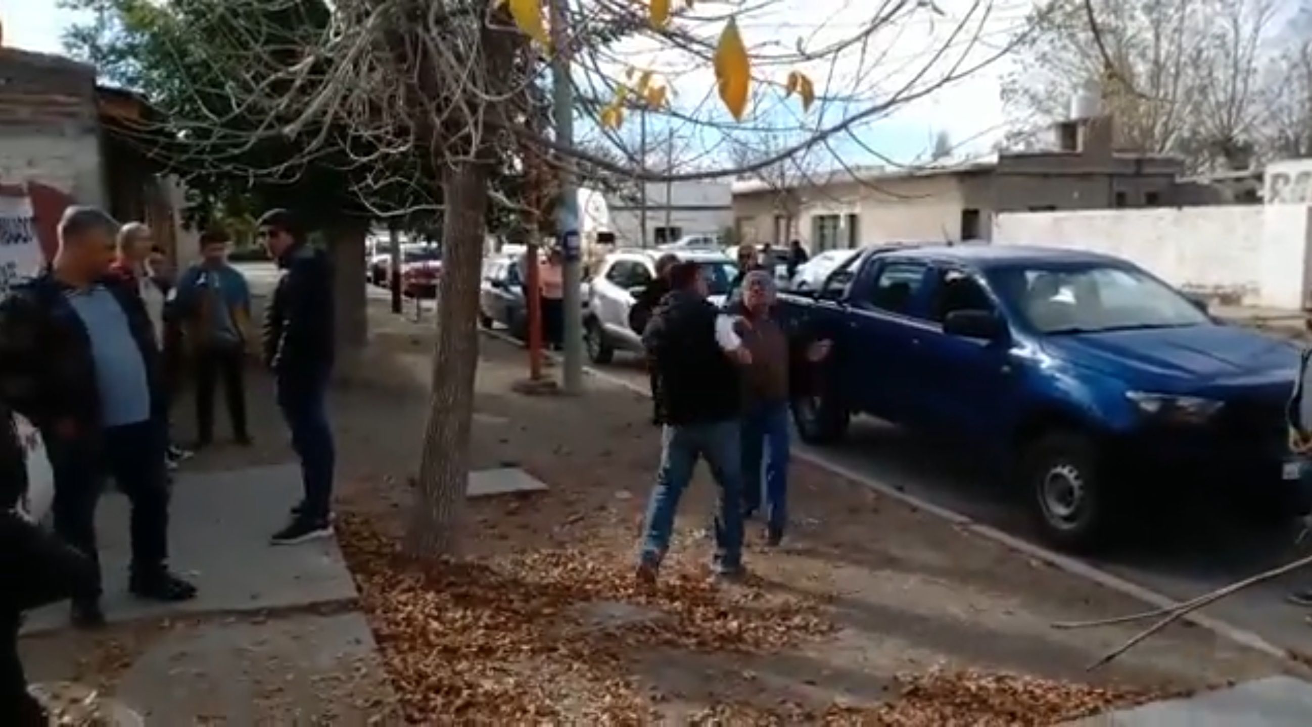 Video: piñas y amenazas en una reunión de la UCR en Zapala