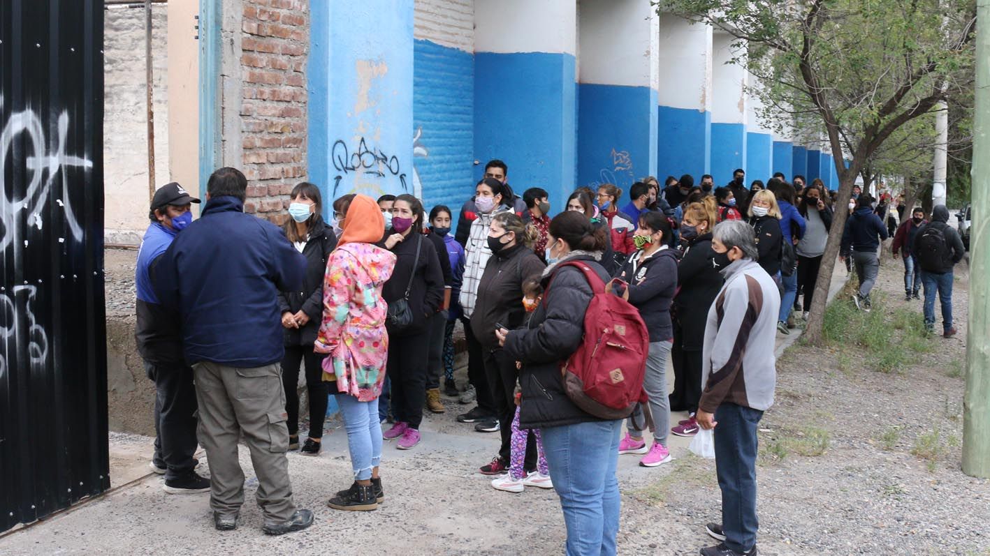 Largas filas por las reinscripciones en el CEF 1