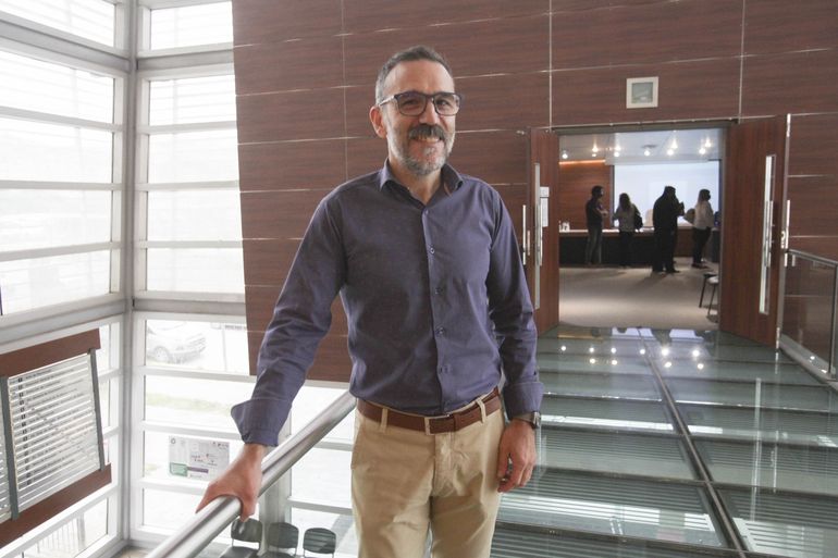 El director provincial de Atención Primaria de la Salud, Matías Neira, sostuvo la importancia de implementar y llevar adelante las estrategias vinculadas al parto respetado, en relación a las cifras presentadas por el informe sobre la tasa de nacimientos de los últimos años