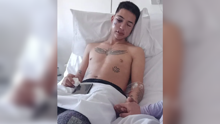 Chocó contra un camión y está grave: piden ayuda para pagar la operación