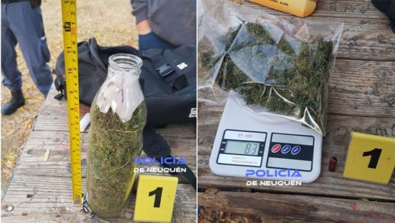 La policía descubrió al joven con una botella de vidrio llena de marihuana.