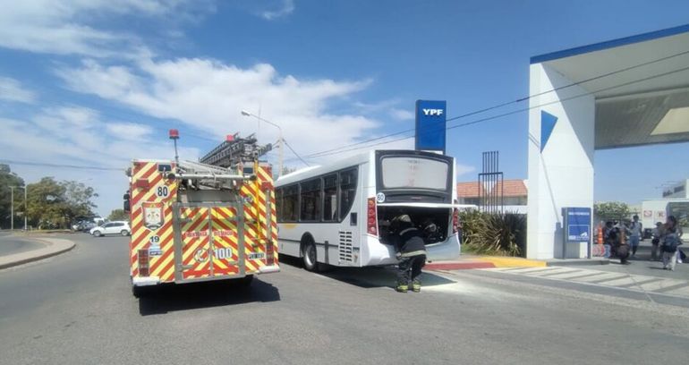 Susto en un colectivo de la empresa Pehuenche que se incendió en pleno viaje