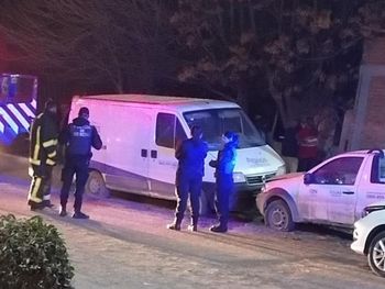 Fatal incendio en Ingeniero Huergo. La Justicia interviene para conocer la identidad del hombre hallado muerto.