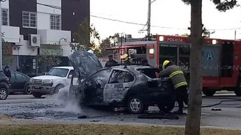 Las llamas consumieron un auto en el Oeste neuquino