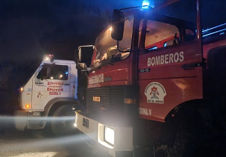 Bomberos de distintos destacamentos trabajan para extinguir el incendio en Epuyén. Bomberos de distintos destacamentos trabajan para extinguir el incendio en Epuyén.