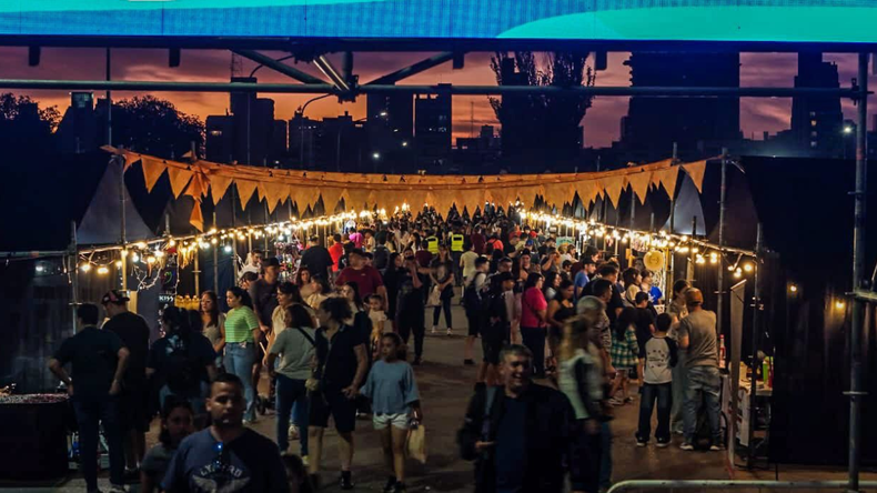 Récord de visitantes en la primera noche del Neuquén Emprende y Confluencia de Sabores | LM Neuquen Récord de visitantes en la primera noche del Neuquén Emprende y Confluencia de Sabores