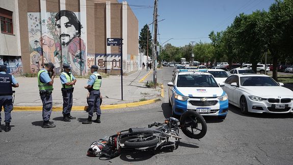 Un motociclista herido y un auto secuestrado por accidente en la Avenida Olascoaga