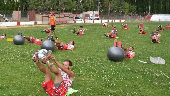 Gimnasio, aeróbico y desde hoy fútbol para los dirigidos por Trotta.
