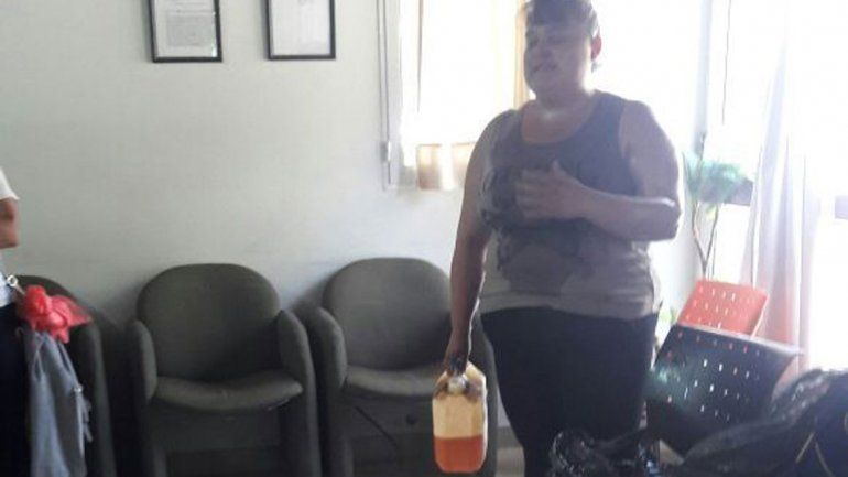 Tensión en la Muni de El Chañar: una mujer quiso prenderse fuego en reclamo laboral