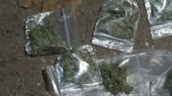 Las bolsitas con marihuana que la policía le encontró al joven de 25 años que merodeaba la Comisaría Segunda de Las Heras, en Santa Cruz. Las bolsitas con marihuana que la policía le encontró al joven de 25 años que merodeaba la Comisaría Segunda de Las Heras, en Santa Cruz.