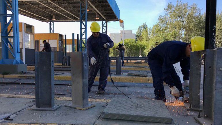 Luego de 5 años, comenzaron a desmontar las cabinas del ex peaje en los puentes