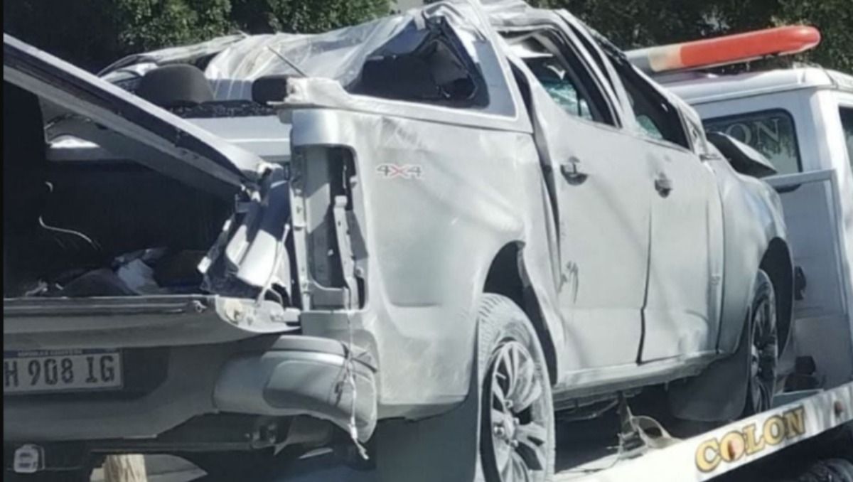 La camioneta que manejaba la secretaria de Chubut fue retirada en una grua, con importantes daños.