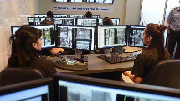 El centro de operaciones de la policía muestra las imágenes que captan todas las cámaras públicas instaladas.