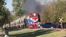 video impactante de un tren que arrollo a un auto que quedo sobre las vias video impactante de un tren que arrollo a un auto que quedo sobre las vias