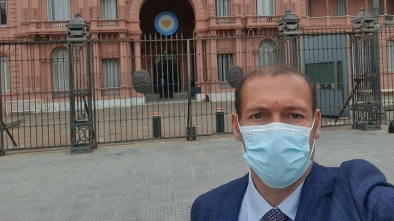 Omar Gutiérrez se sacó una selfie antes de ingresar a la Casa Rosada, en donde se reunió con Juan Manzur. 