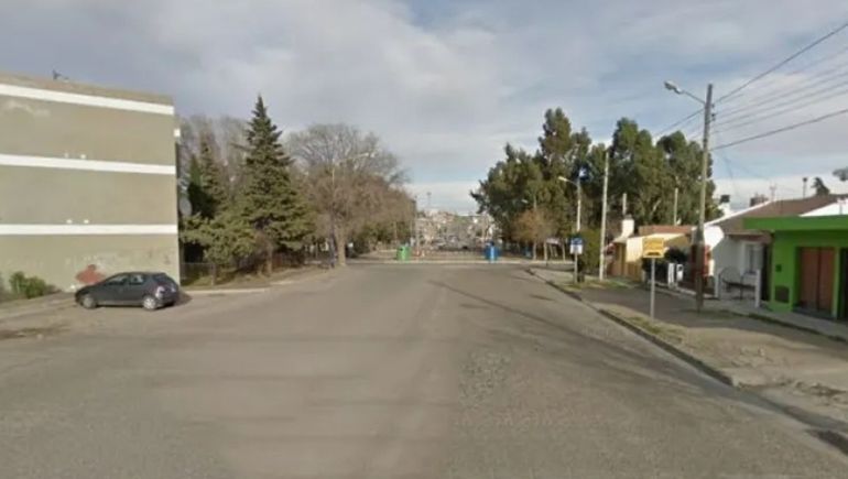 La joven caminaba por la calle La Nación de Comodoro Rivadavia cerca de las 7 de la mañana del domingo cuando fue abordada por un desconocido.