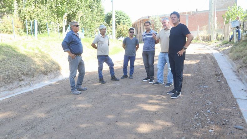 Gaido lanza el asfalto en otros dos barrios de Neuquén: Villa Ceferino e Islas Malvinas | LM Neuquen Gaido lanza el asfalto en otros dos barrios de Neuquén: Villa Ceferino e Islas Malvinas