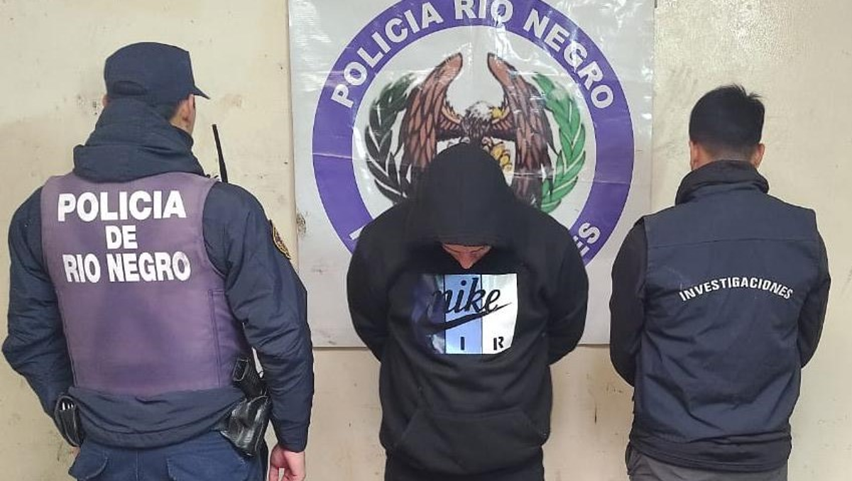 Fue a reclamar que liberen una mechera y cayó preso: tenía un pedido de captura internacional