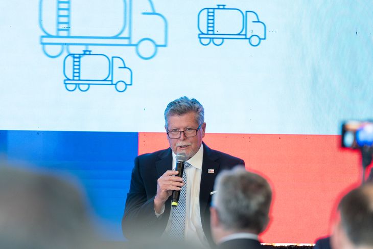 Wright destacó el trabajo de la industria energética en el Permian, donde actualmente se están produciendo cerca de 200.000 toneladas de agua para intentar reponer fuentes hídricas. Wright destacó el trabajo de la industria energética en el Permian, donde actualmente se están produciendo cerca de 200.000 toneladas de agua para intentar reponer fuentes hídricas.