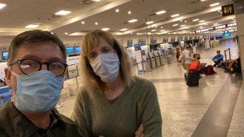 La pareja neuquina en uno de los aeropuertos. La pareja neuquina en uno de los aeropuertos.