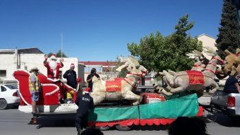 papa noel repartio golosinas y llevo alegria a los mas chicos