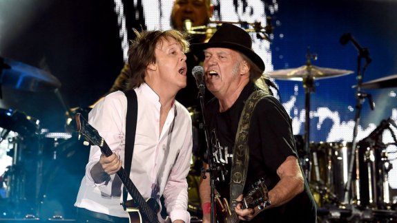 Paul McCartney y Neil Young hicieron emocionar al público con dos temas de Lennon: A Day In The Life y Give Peace a Chance.