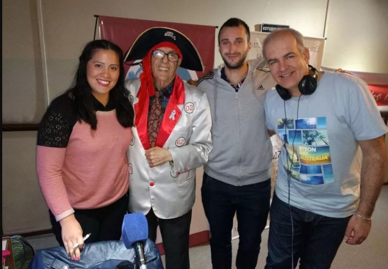 El Profe Cabulín con algunos compañeros de LU17, en octubre de 2017, cuando cumplió 30 años en la radio. El Profe Cabulín con algunos compañeros de LU17, en octubre de 2017, cuando cumplió 30 años en la radio. 