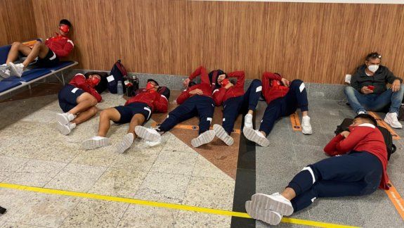 Parte de la delegación del Rojo, uncluido el Moncho Monzón, durmió en el piso del aeropuerto de Bahía, Brasil.