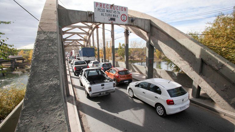 El tránsito fue un caos en los puentes por los controles