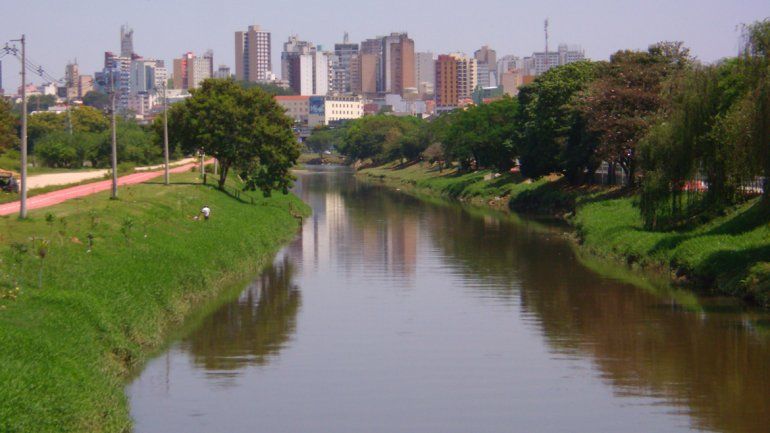 Buscan a un joven que desapareció al ser arrastrado por un río