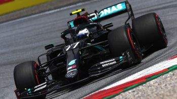 Valtteri Bottas se quedó con la victoria en Austria. El finlandés de Mercedes fue escoltado por Leclerc y Norris. Valtteri Bottas se quedó con la victoria en Austria. El finlandés de Mercedes fue escoltado por Leclerc y Norris.