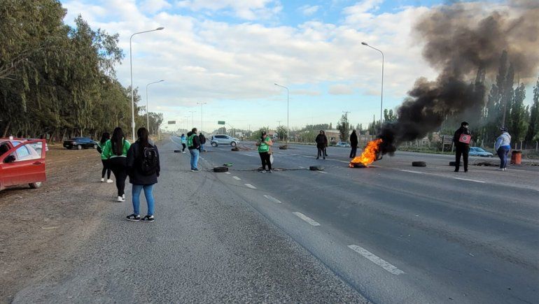 Trabajadores de ATE del hospital de Centenario cortan la Ruta 7
