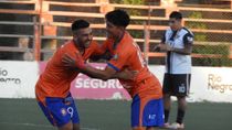 Enzo Vallejos abrió la cuenta para el Depo en el clásico roquense. Foto: gentileza Adrián Hernández Enzo Vallejos abrió la cuenta para el Depo en el clásico roquense. Foto: gentileza Adrián Hernández