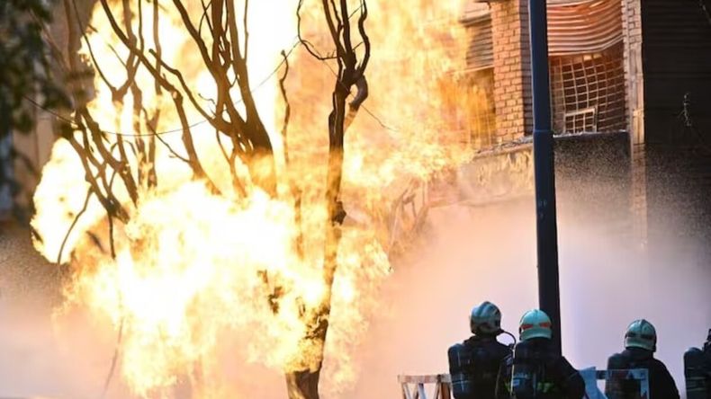 Un edificio quedó envuelto en llamas de hasta 12 metros: varios heridos y vecinos evacuados | LM Neuquen Un edificio quedó envuelto en llamas de hasta 12 metros: varios heridos y vecinos evacuados