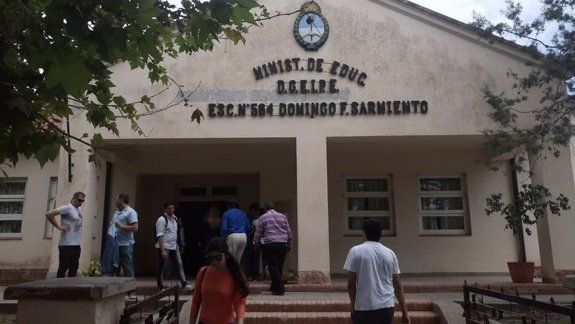 Escandaloso homenaje a un docente violador