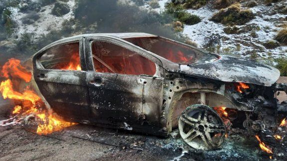 Un auto incendiado y varios despistes en el arranque de la temporada