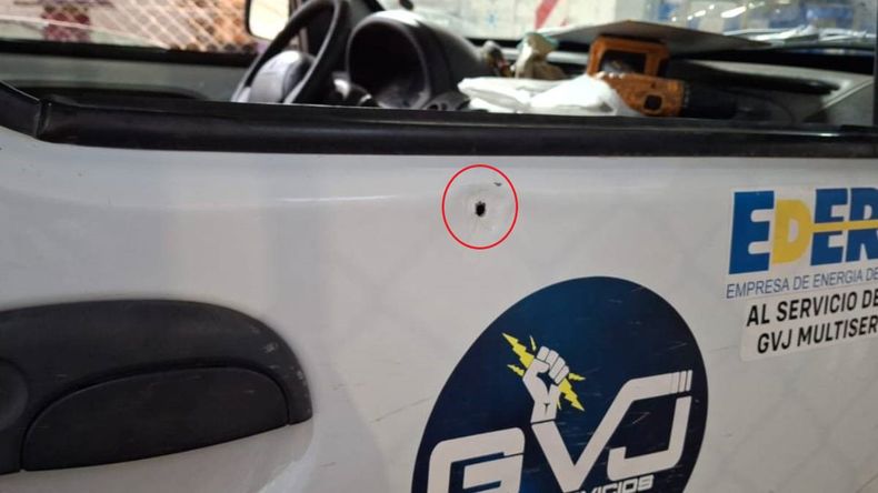La camioneta al servicio de Edersa recibió un balazo en la puerta del acompañante.