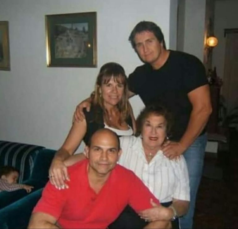 En familia. Román junto a su mamá, María Teresa, y sus hermanos Daniel (Periodista) y Silvina, productora y maestra jubilada.