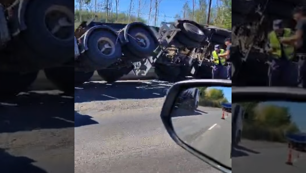 El impresionante vuelco provocó demoras en el tránsito.